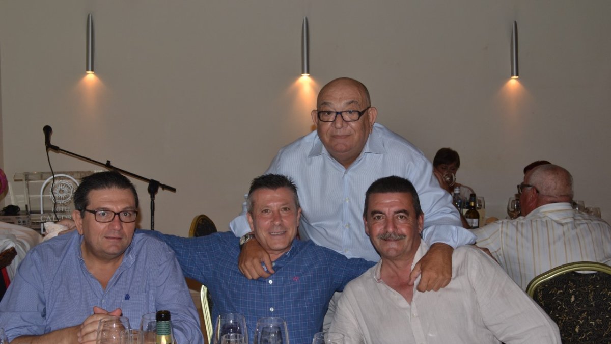 Paco Pizán, de pie, posando con sus estrellas del arbitraje.