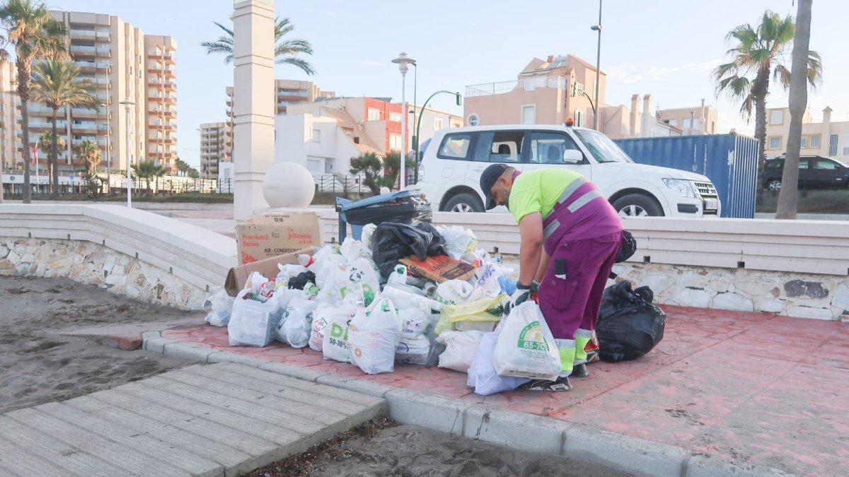 Trabajador del servicio de limpieza recogiendo los restos de la celebración