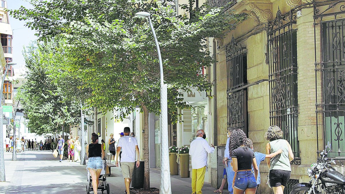 Almerienses caminando por el centro de la capital.