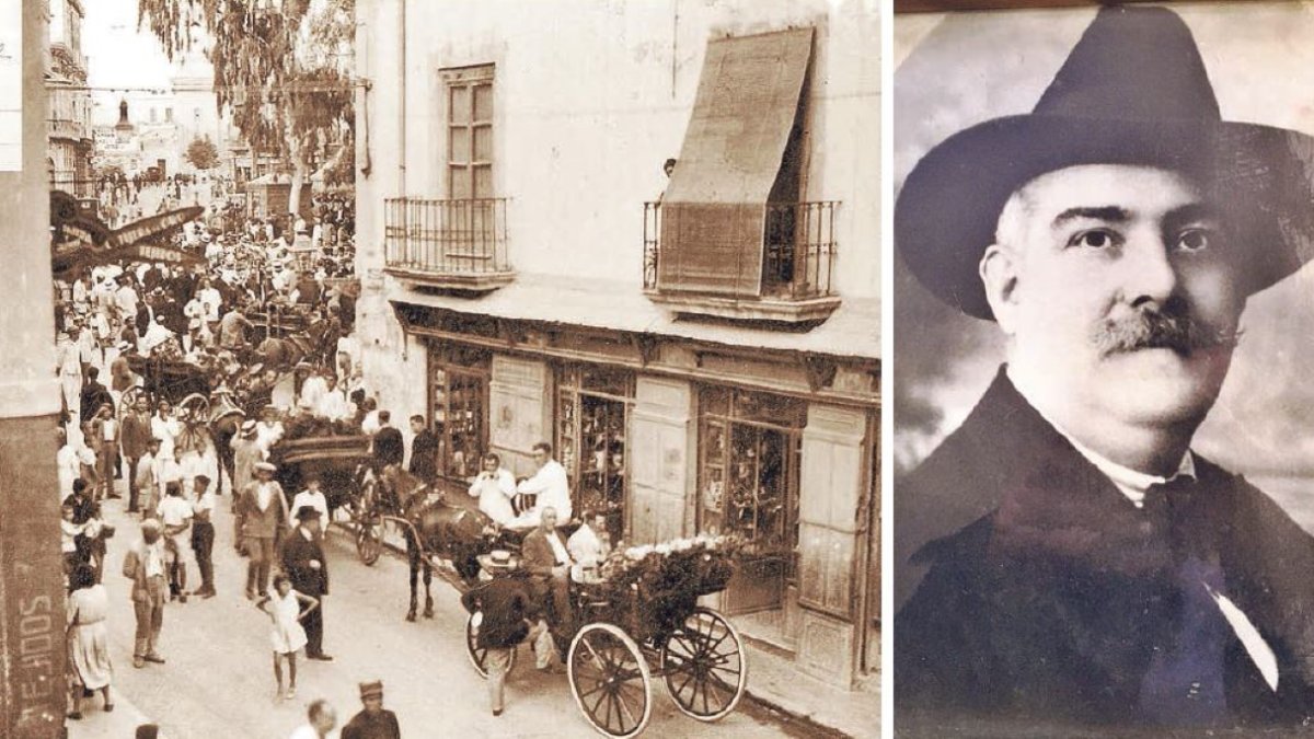 La calle Las Tiendas y al fondo la Plaza que lleva su nombre, durante el homenaje a Manuel Pérez García en 1933.