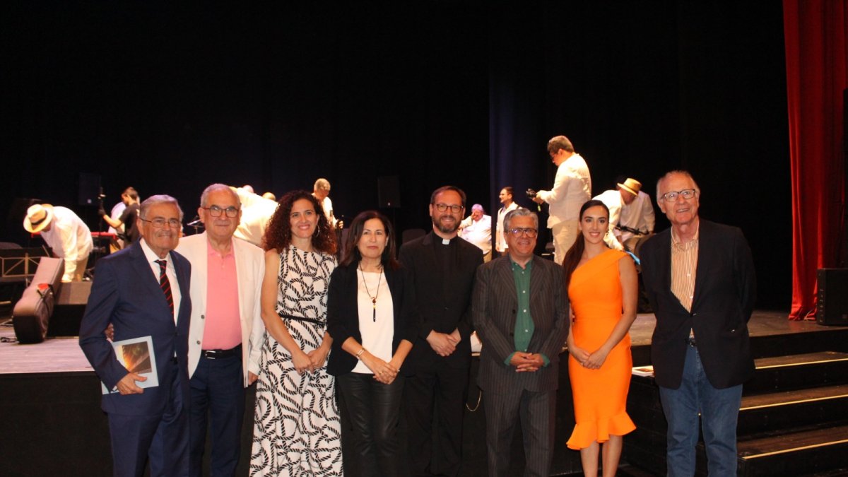 Varios de los integrantes de Almería Tierra Abierta con los organizadores del acto