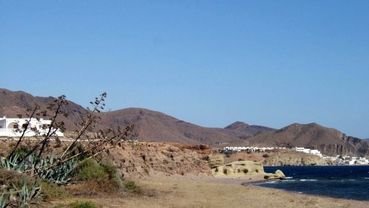 La Playa del Arco se encuentra en Los Escullos.