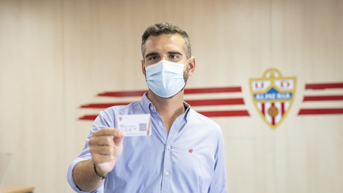 Ramón Fernández-Pacheco con su abono del UD Almería.