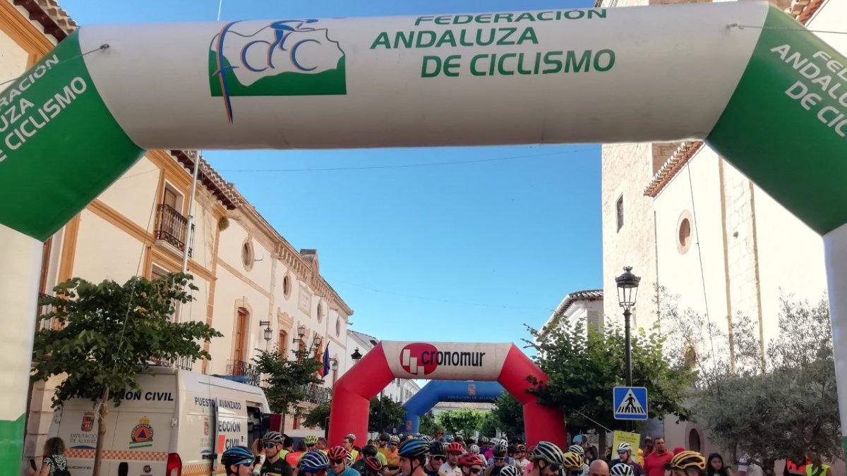 Un centenar de corredores participaron en la carrera.