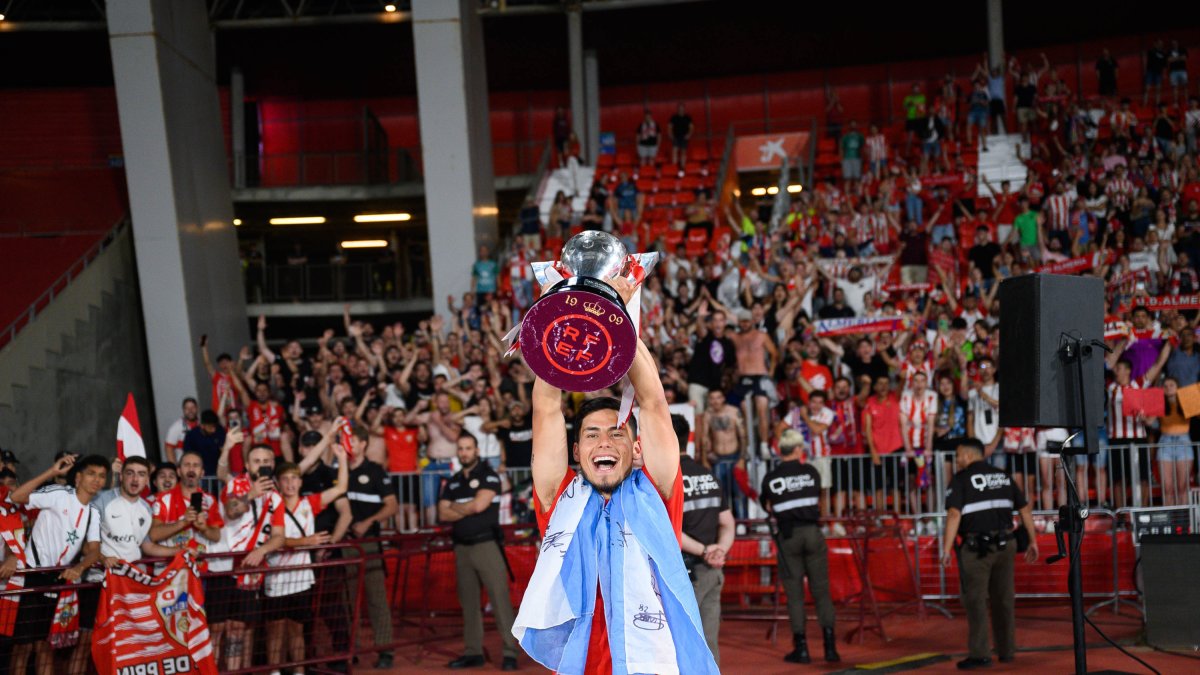 Lucas Robertone viviendo el ascenso a Primera División.