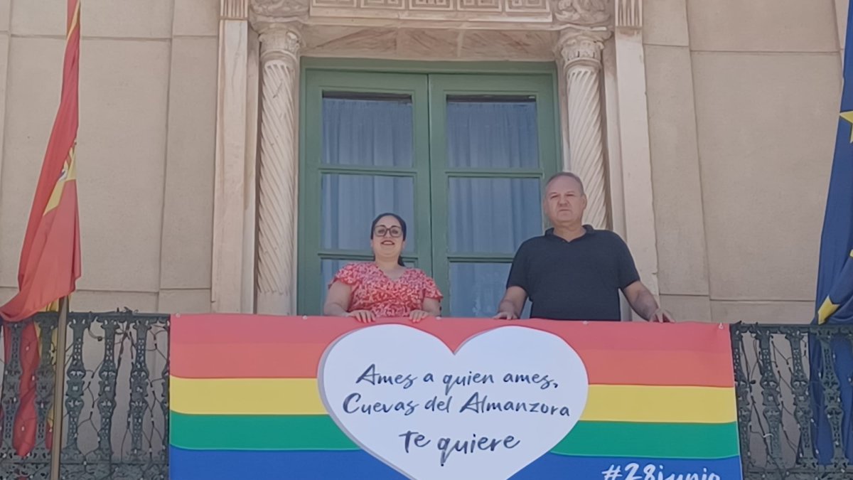 Pancarta situada en el Ayuntamiento cuevano.