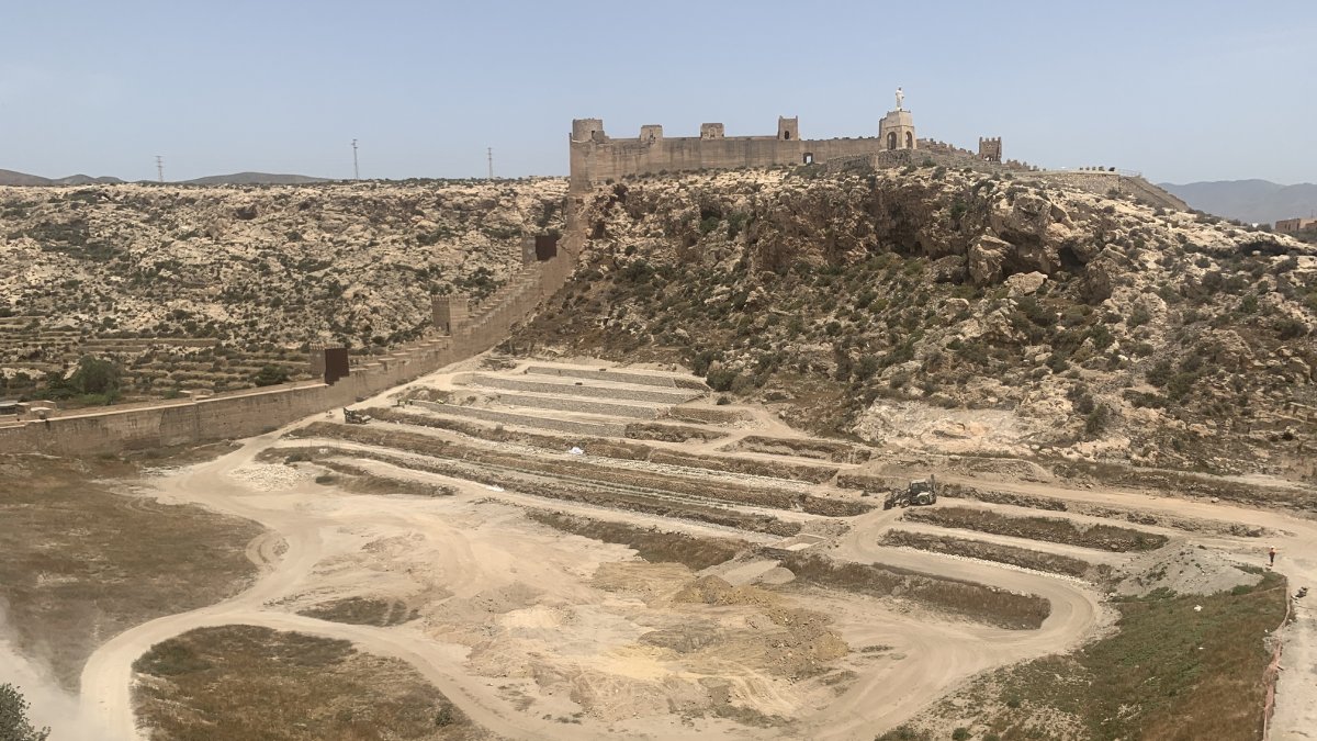 Vista de las obras de La Hoya desde La Alcazaba.