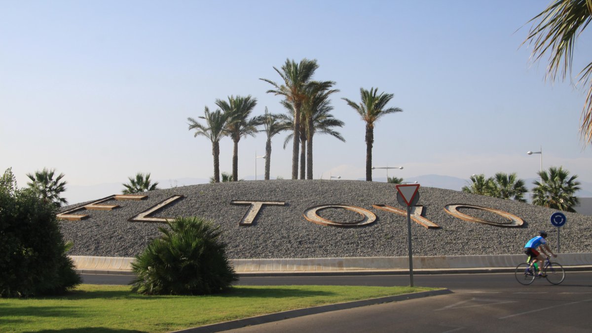 Rotonda principal de la urbanización de El Toyo.