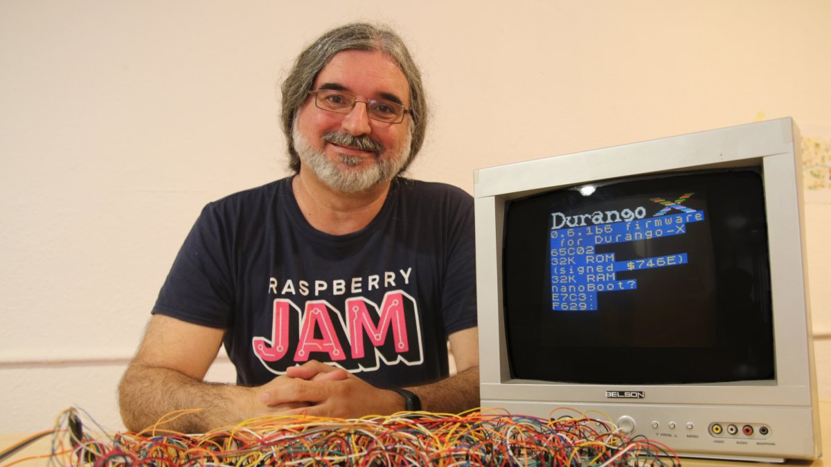 Carlos Santisteban Salinas, la pasada semana con el montaje de su proyecto Durango-X en La Jaquería.