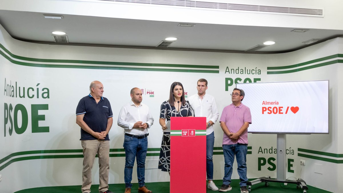 Noemí Cruz con alcaldes socialistas de la comarca, este martes en rueda de prensa.