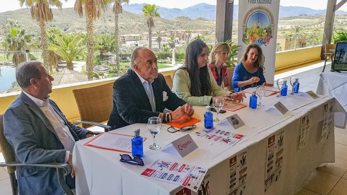 El doctor Alejandro Bonetti (segundo por la izquierda) en un acto reciente.