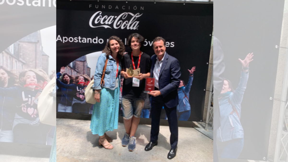 Pedro Leonel acompañado de su profesora del I.E.S Azcona de Almería y Alejandro García Jefe Comunicación Área Sureste Coca Cola.