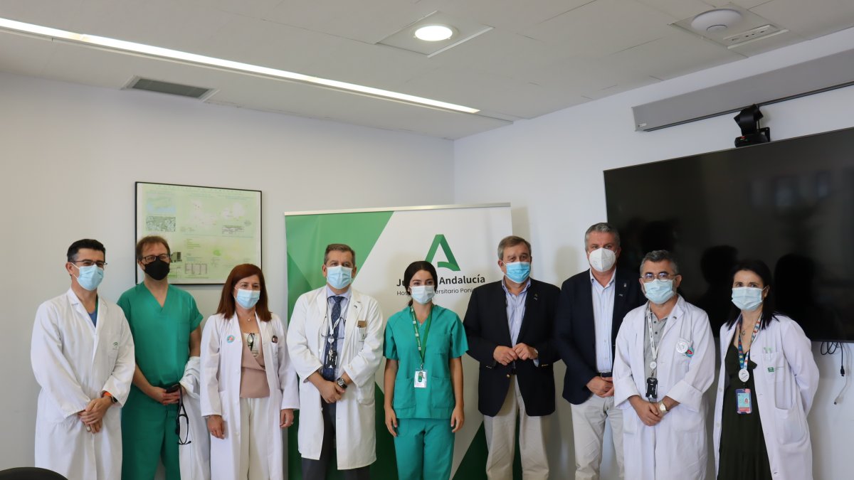 Isabel Montes, en el centro, junto al delegado y responsables del Hospital de Poniente.