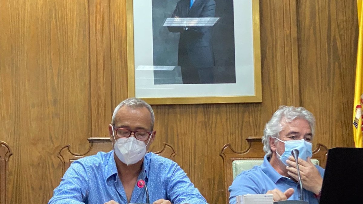 El hasta ahora alcalde de Dalías, Francisco Giménez, durante el pleno de su renuncia.