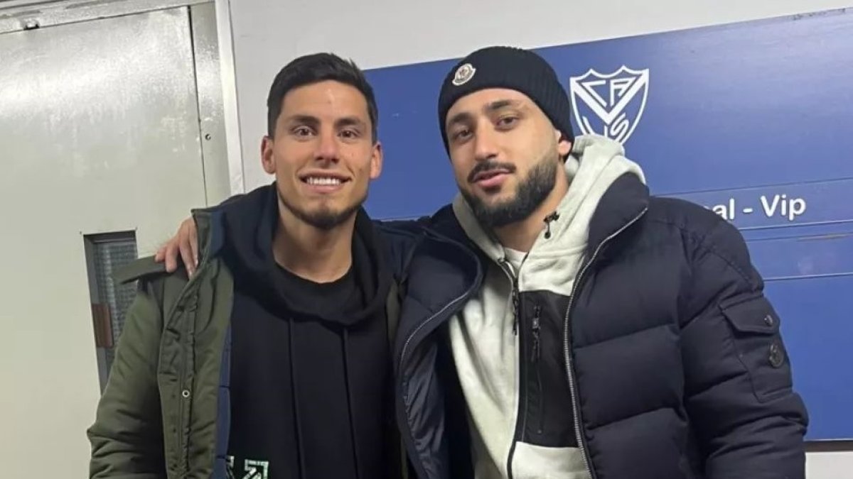 Lucas Robertone y Matías Vargas viendo el partido entre Vélez Sarsfield y River Plate.
