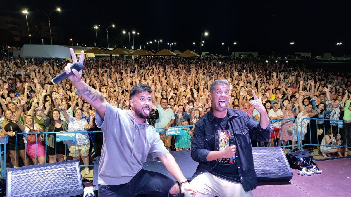 Decai con el muelle Gourmet de Adra de fondo, lleno de gente que asistió a la gala de Radiolé.