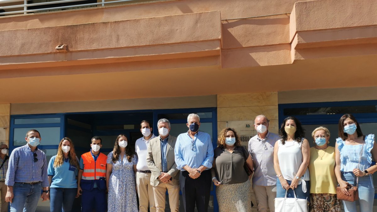 Autoridades a las puertas del consultorio médico de Puerto Rey este viernes.