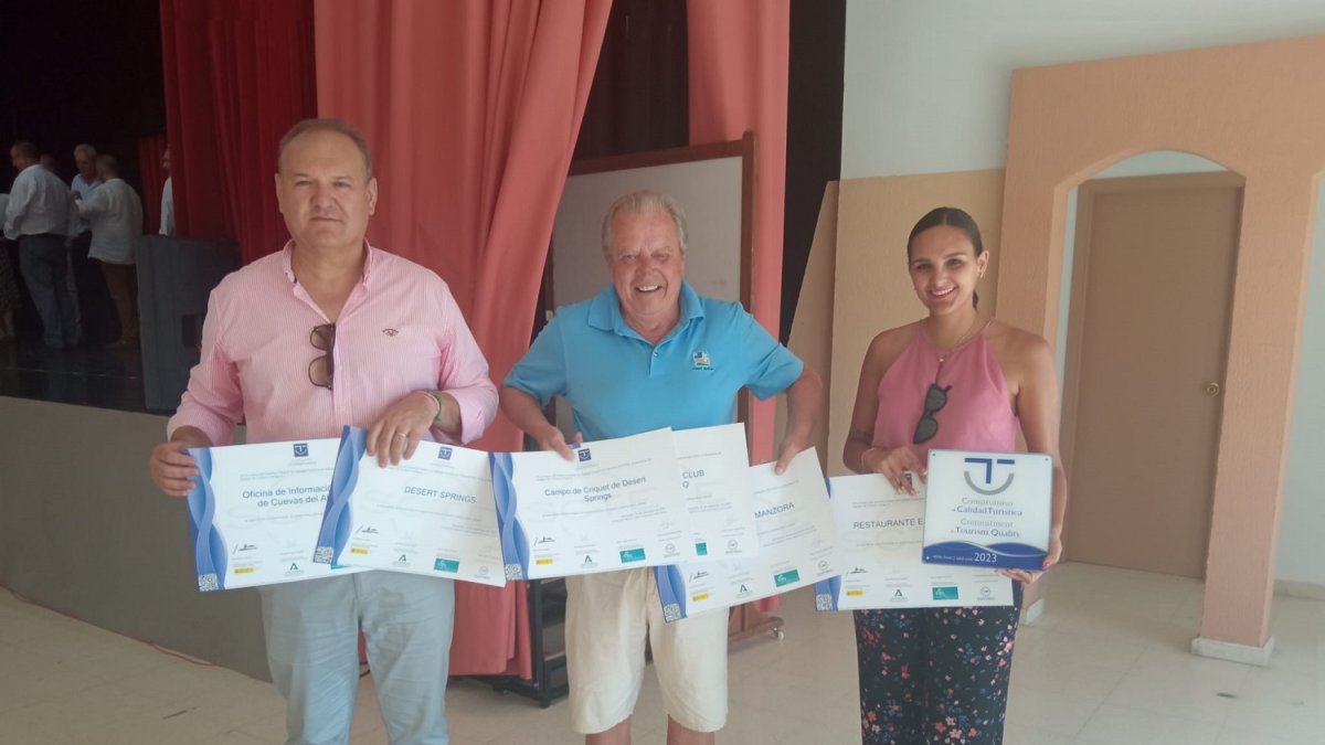 Autoridades municipales recogiendo el sello de calidad.
