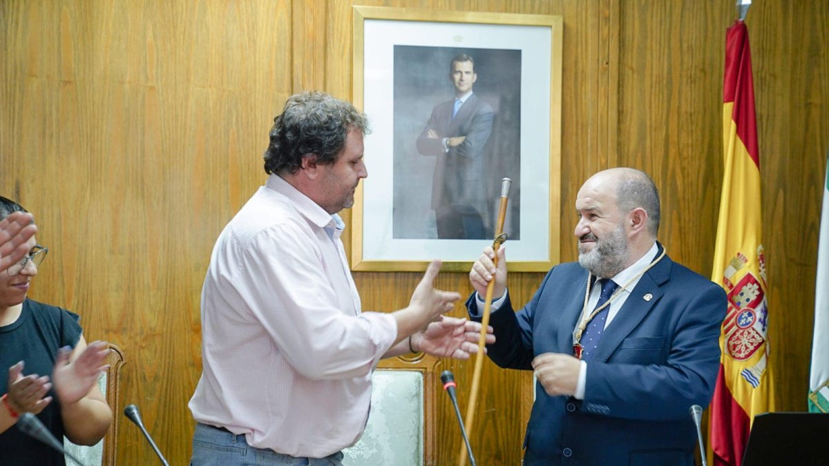 Francisco Lirola -derecha) recibe la vara de mando, este viernes en el pleno de Dalías.