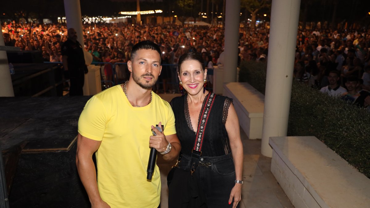 Nyno Vargas y la edil de Cultura de El Ejido, Julia Ibáñez.