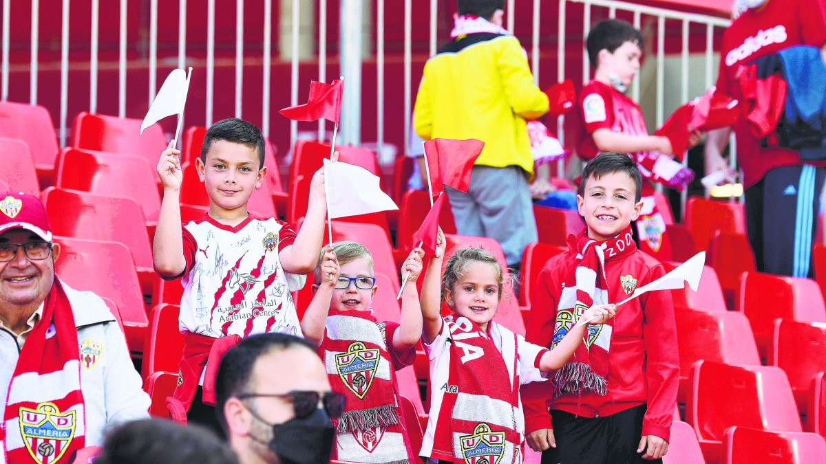 Cada vez son más los pequeños que quieren ir a ver al Almería.