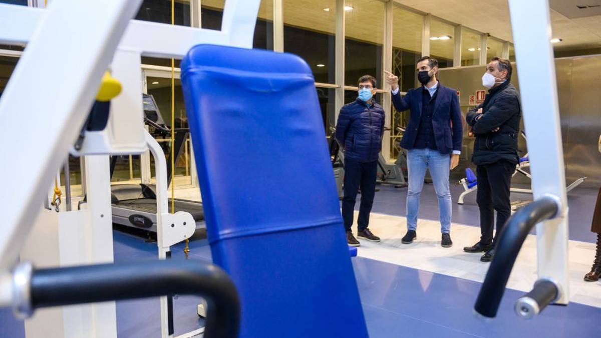 El alcalde visitando las instalaciones.