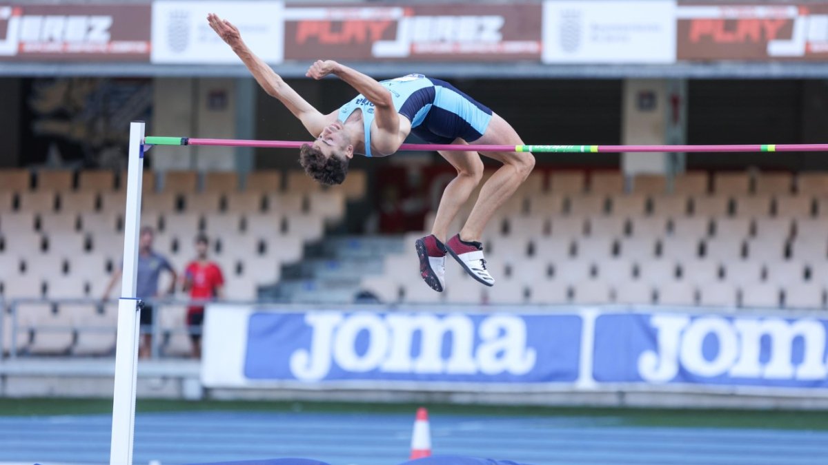 El atleta roquetero en el salto de altura.