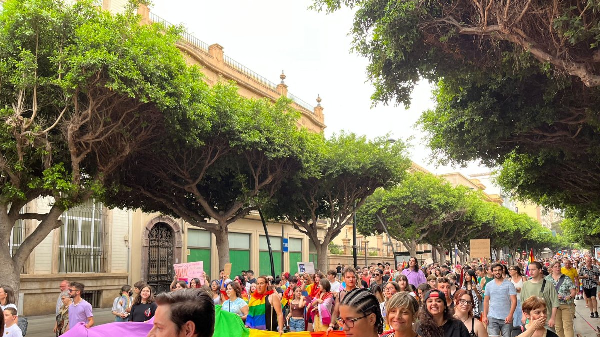 Almería llena sus calles de orgullo con una gran fiesta en libertad.