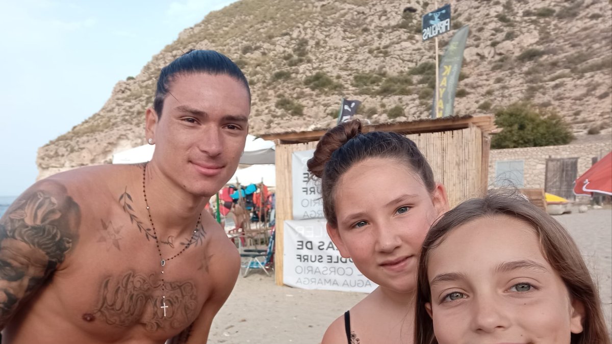 Darwin Núñez con dos aficionadas este domingo en Agua Amarga.