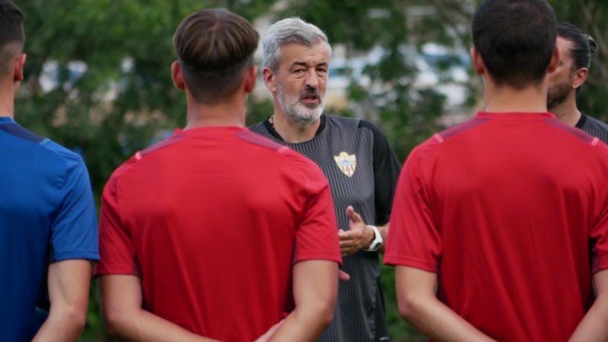 Óscar Fernández se dirige a los canteranos del UD Almería.