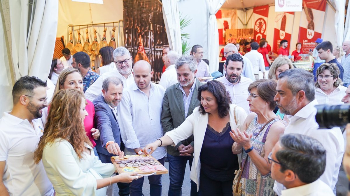 Autoridades durante la visita a los \'stand\'.