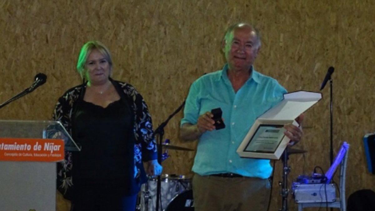 Juan Pujazón recibiendo una placa por su labor docente de manos de la concejala, Yolanda Lozano Salinas.