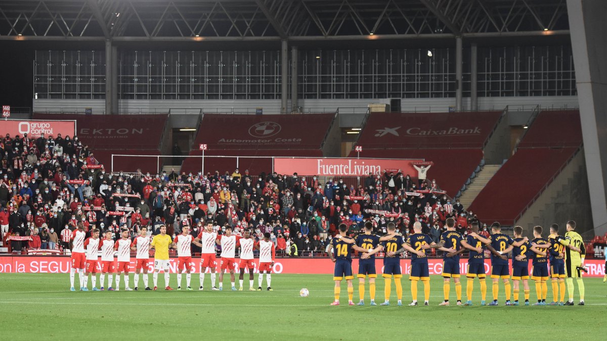 UD Almería y Mirandés guardan un minuto de silencio.