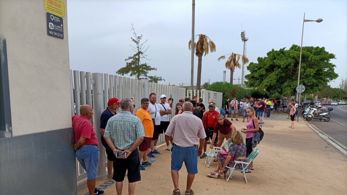 Aficionados esperando la apertura de taquillas en el Power Horse.