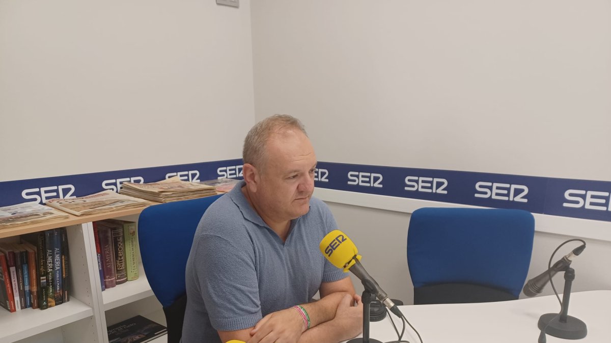 El alcalde cuevano, Antonio Fernández, días atrás durante una entrevista en SER Levante.