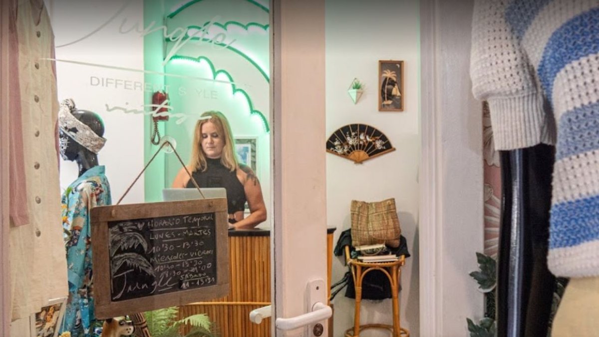 Imagen de Franka Reyes dentro de la tienda.