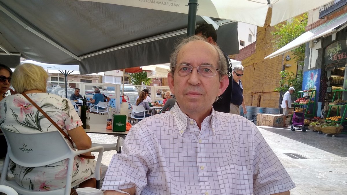 Rmón Fernández iluminando el desayuno en el Habibi.