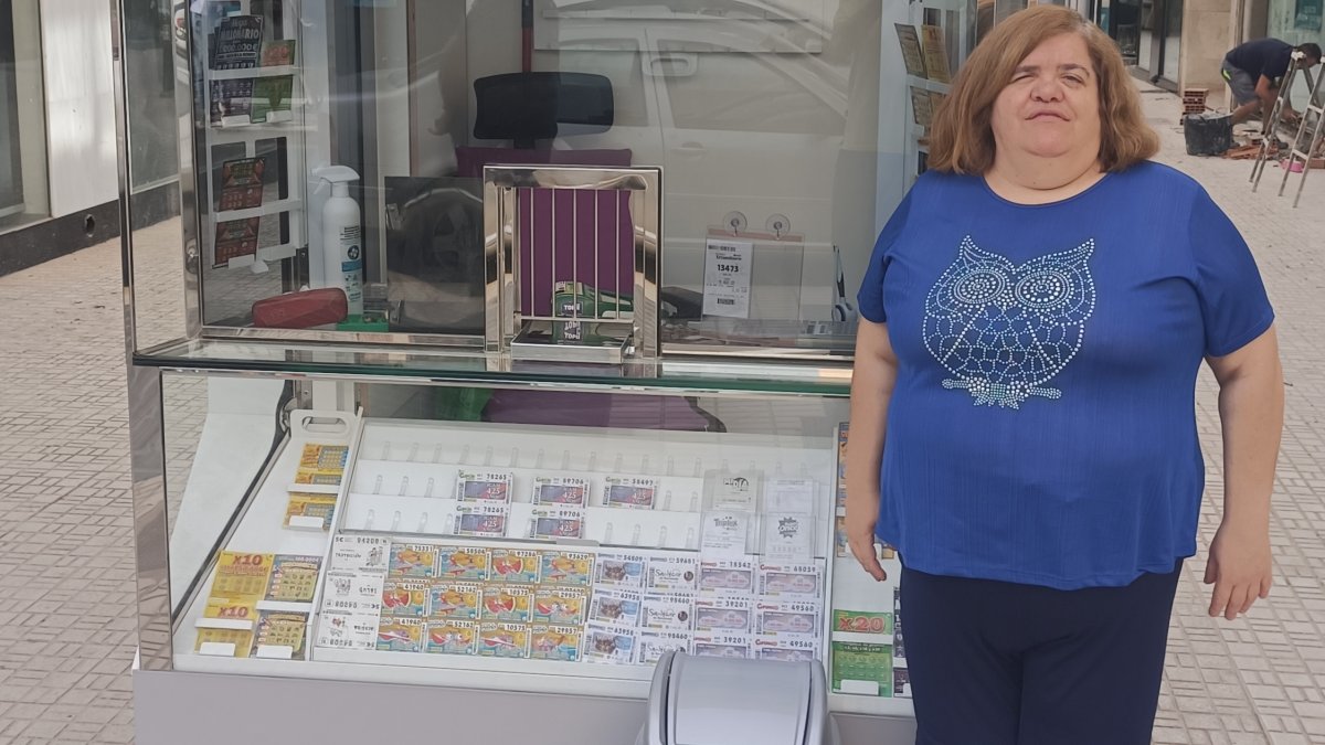Belén Limonchi Fernández, vendedora del kiosco de la Calle Pasaje del Libro de Adra.