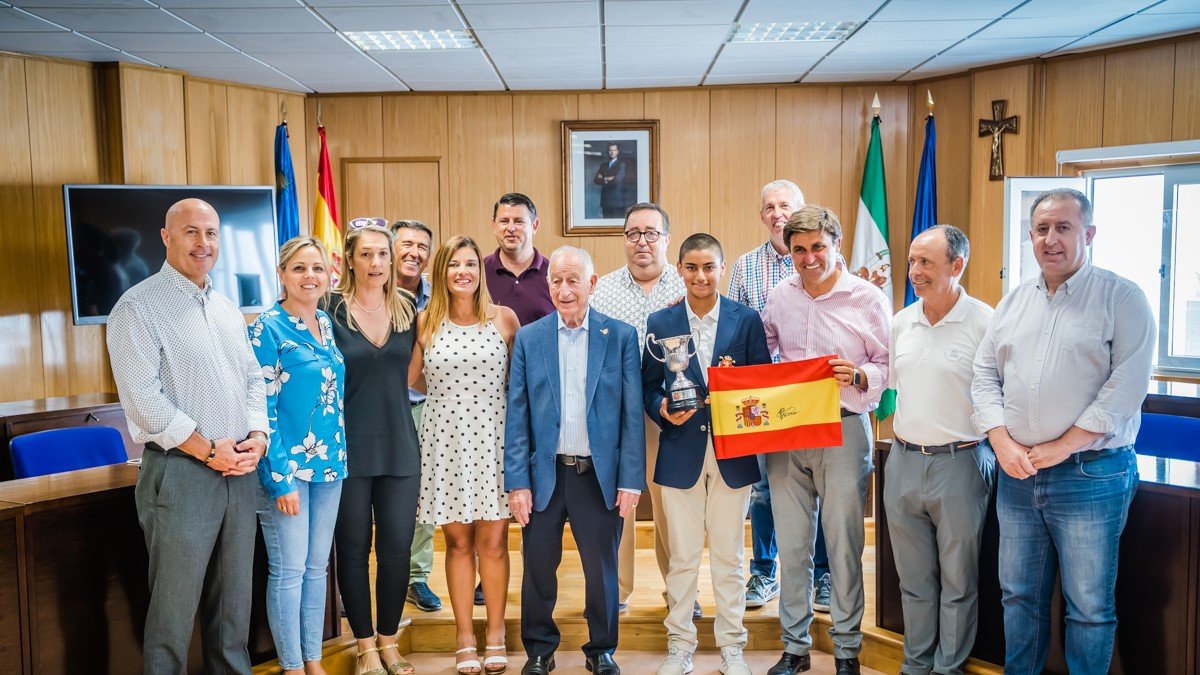 Un campeón en el Ayuntamiento de Roquetas.