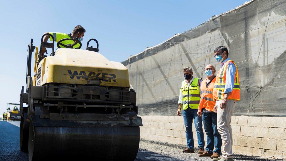Fotografía de archivo de unas obras de mejora en un camino rural de la provincia de Almería.