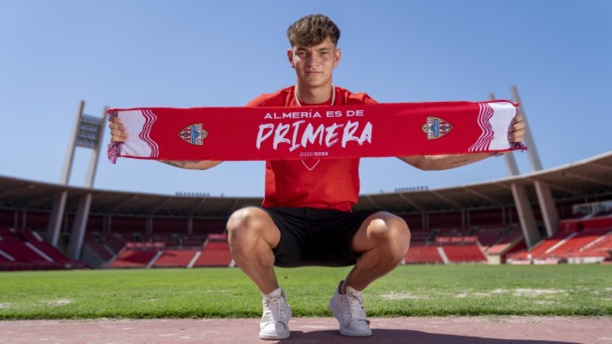 Arnau Solá ha firmado esta mañana el contrato y conoció el Estadio.