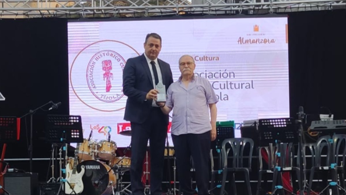 José Juan Martínez entregó el premio a Juan Jiménez Salas.