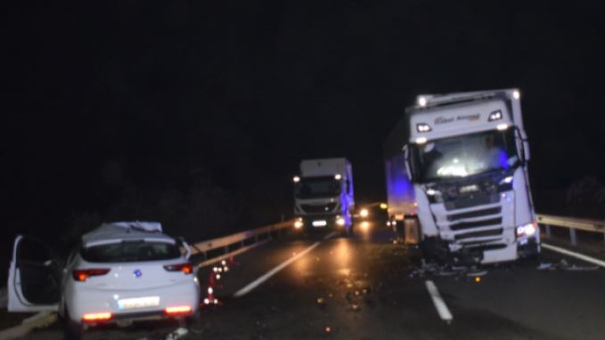 El coche y el camión accidentados.