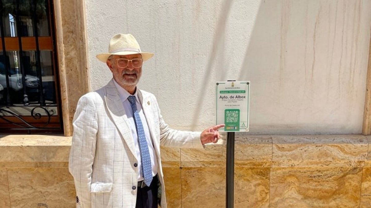 El alcalde albojense junto a uno de los códigos QR.
