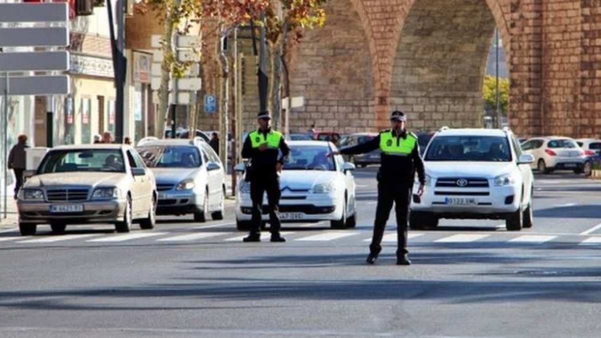 La Policía regula el tráfico en una imagen de archivo.