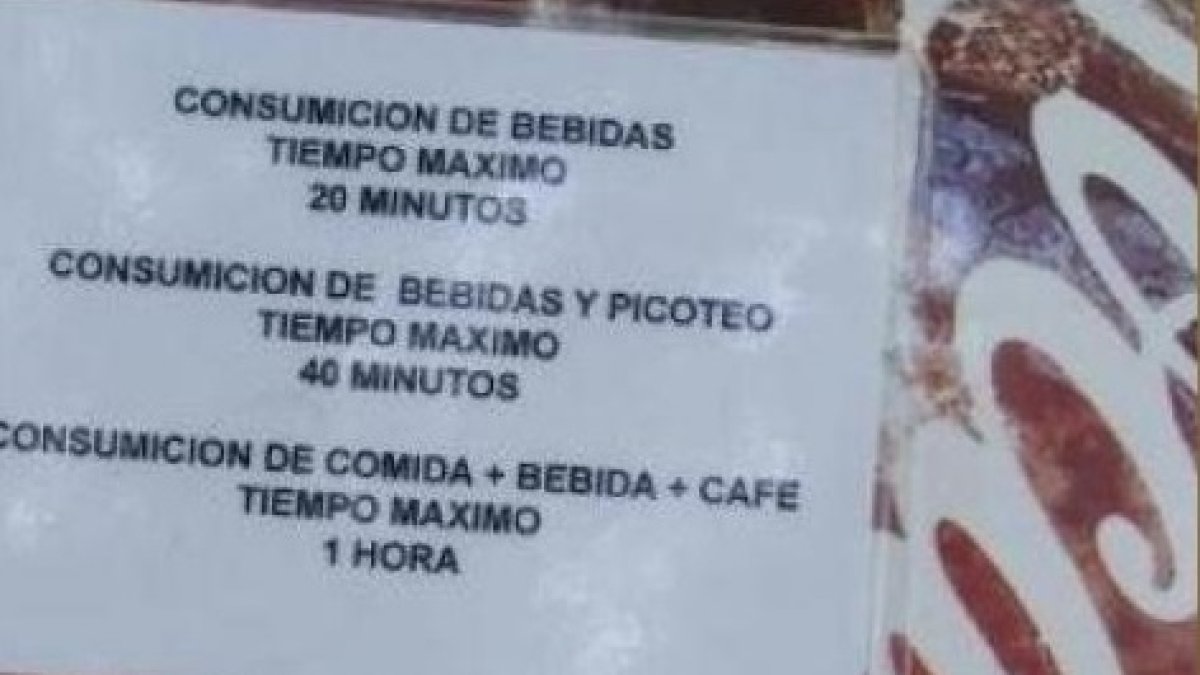 Cartel colocado en la mesa de una terraza.