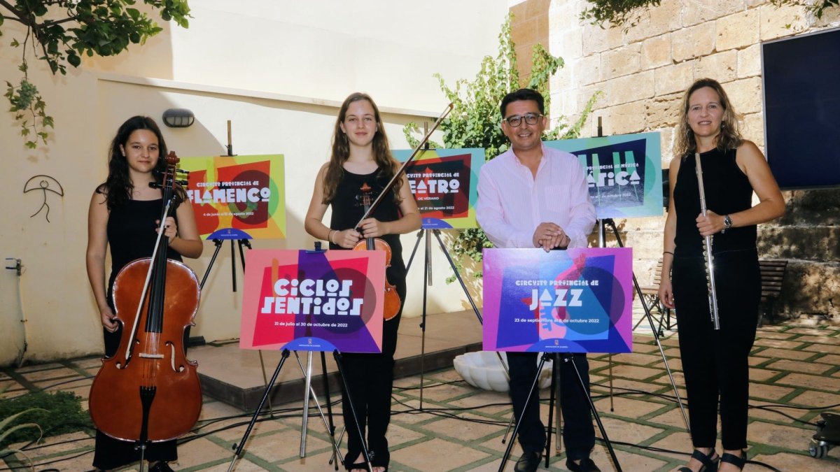 Manuel Guzmán presentó el programa en un acto en el que actuó el trío de la Academia Diesis.