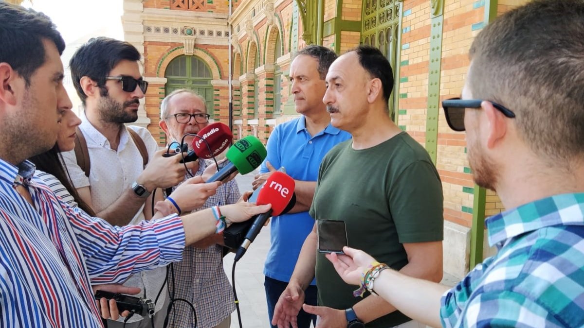 Representantes de la Mesa denuncian el abandono ante la Estación del Tren de Almería