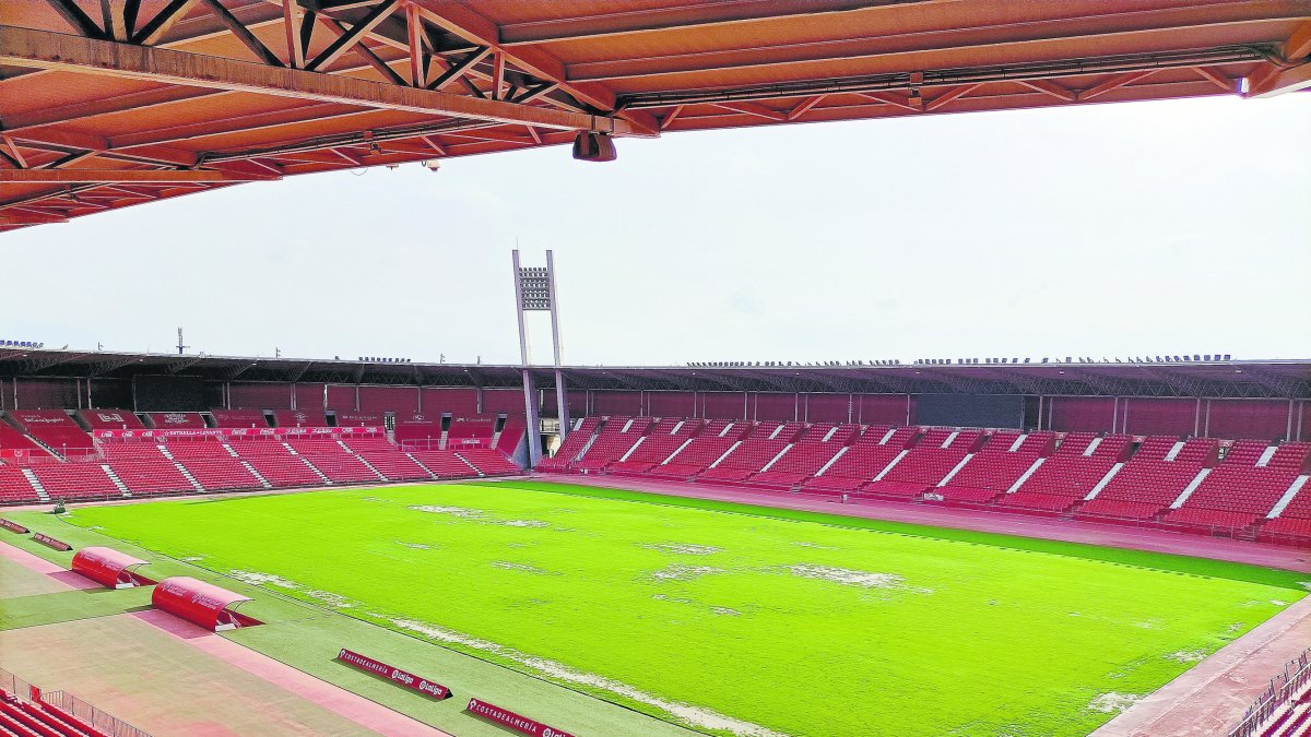 La casa del Almería todavía tiene que eliminar las pistas de atletismo.