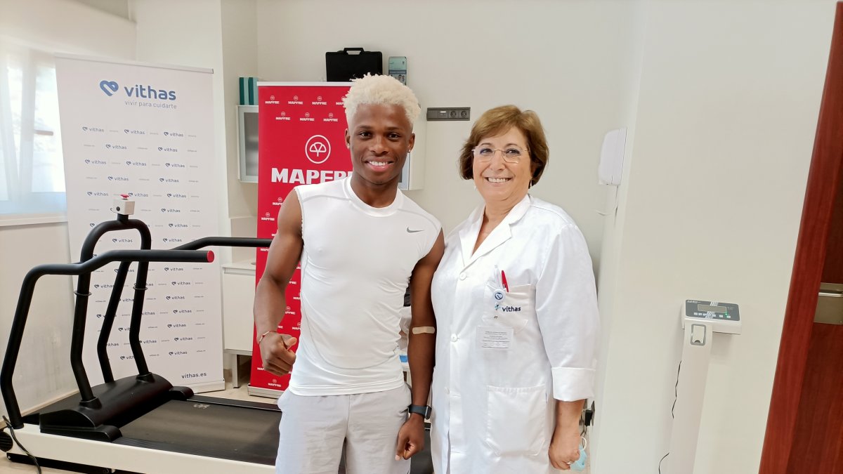 Largie Ramazani con la doctora gerente de Vithas, Pilar Espejo.